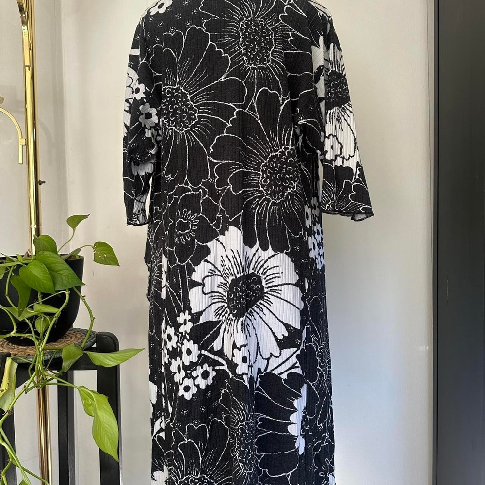 LulaRoe Black White Floral Daisy Open Front Cardigan Lettuce Trim Small